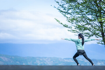 パークヨガ・外ヨガをやる女性
