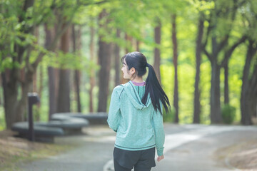 ウォーキング・ランニングする女性（後ろ姿）
