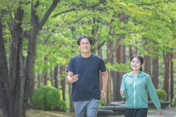 ウォーキングする男女
