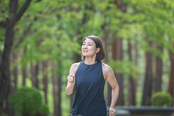 ウォーキング・ランニングする女性
