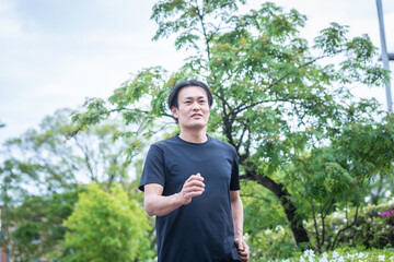 街中でウォーキングする男性
