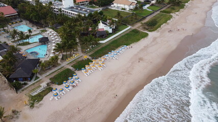 foto aérea de um resort hotel de frente para praia