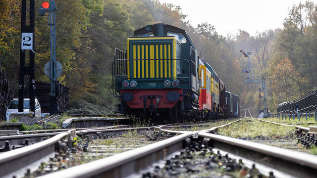 Ancienne locomotive &agrave; vapeur prise au ras du sol juste devant les rails d'un aiguillage