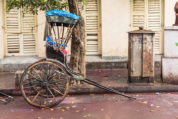 インド　コルカタの路地にある人力車 - obrazy, fototapety, plakaty