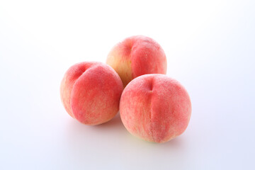 ３つの白桃　白背景