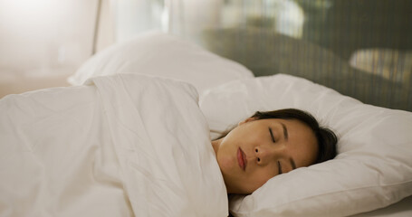 Obraz na płótnie Canvas Woman sleep on bed at night