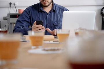 Obraz na płótnie Canvas Using smart phone at coffee shop