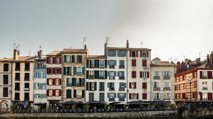 façades vieux bâtiments