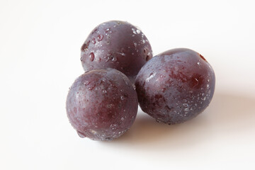 ピオーネ（葡萄）を白背景で