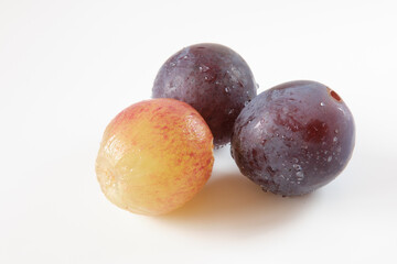 ピオーネ（葡萄）を白背景で