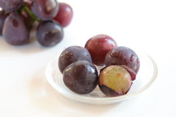 ピオーネ（葡萄）を白背景で