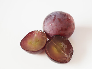 ピオーネ（葡萄）を白背景で