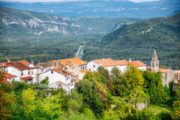 Obraz premium Panoramic Autumn View over Motovun and Mirna Valley, Istria, Croatia