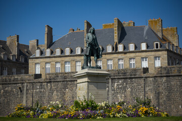 View on the statue of Mahe de la Bourdonnais on Saint Malo - obrazy, fototapety, plakaty