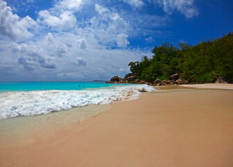 Fototapeta na wymiar Beautiful beach view of tropical landscape