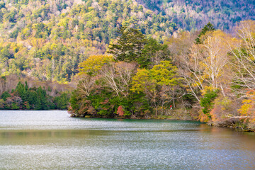 色づき始めた紅葉と湖の風景