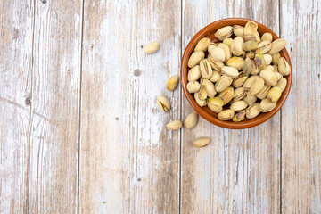 plat de pistaches grillées sur une table