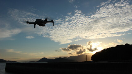 山口県観光地ドローン空撮　朝日の光と瀬戸内海の島々と柳井市の街並み！