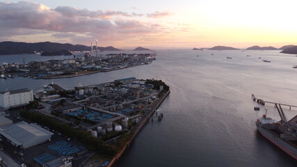 周南コンビナートと瀬戸内海の夕日『ドローン...