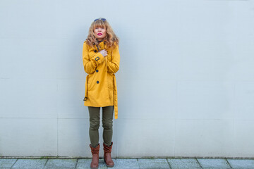 woman with autumnal styling on the street with cold gesture