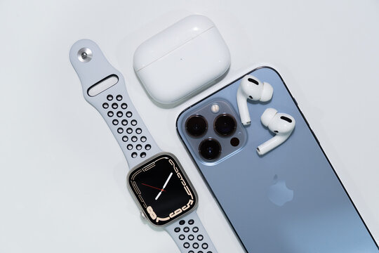 Top view of the new iPhone 13 Pro Max Sierra Blue Color and the new apple  watch series 7 starlight color with airpod pro with charging case on white  background. Stock-Foto