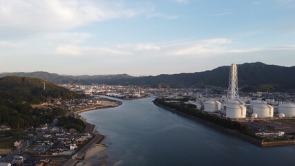 Fototapeta premium SDGs地方創生×火力発電所 ドローンで撮影した柳井市の早朝の風景（山口県観光スポット）