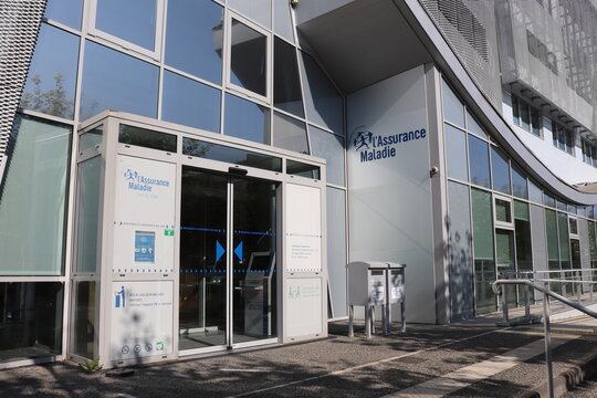 Le siege de l'assurance maladie du Puy de Dome, immeuble de bureaux moderne de la securite sociale, vue de l'exterieur, ville de Clermont Ferrand, departement du Puy de Dome, France
