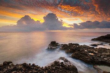 Obraz premium Seascape with a stormy sky during sunrise.