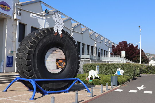 Le Bibendum, logo de Michelin, assis sur un gros pneu, devant le musee Michelin, ville de Clermont Ferrand, departement du Puy de Dome, France