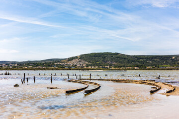 Vue sur les anciens bassins des salins de Frontignan (Occitanie, France)