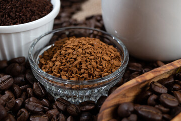 インスタントコーヒー（主役）、コーヒー豆、珈琲豆（粉）の比較。