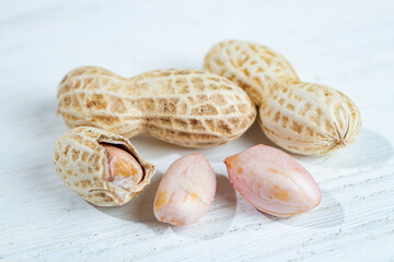 収穫された落花生（ピーナッツ）、生の状態、殻付き、日本の東京産