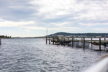 Vue par temps nuageux sur Sète et le Mont Saint-Clair, sur bord de l’Étang de Thau, depuis les parcs à huîtres (Occitanie, France)
