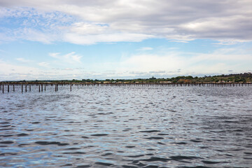 Vue sur les parcs à huîtres de l’Étang de Thau (Occitanie, France)