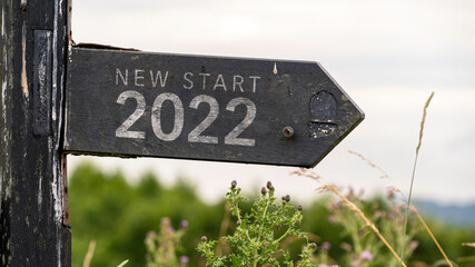 New Start 2022 written on a wooden sign