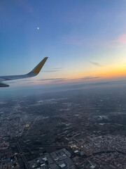 Fototapeta na wymiar vistas del atardecer y la ciudad de palma en un vuelo comercial 