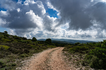 Wanderung auf den Vrachionas bei starken Wolken