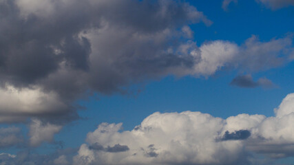 Cumulus de beau temps, entrecoupant un magnifique ciel bleu
