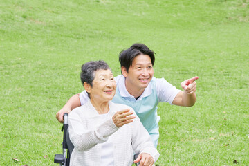 高齢者と介護士