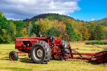 Rolgordijnen old tractor in the field © Joshua