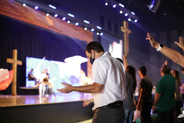 Louvor e musica com adoração em igreja conferencia internacional.