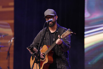 Louvor e musica com adoração em igreja conferencia internacional.
