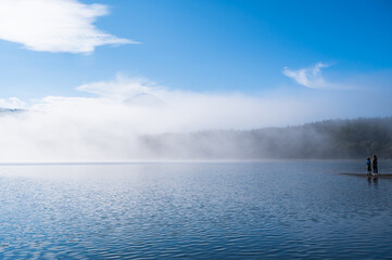 Obraz premium 霧の中から見えだした富士山 西湖