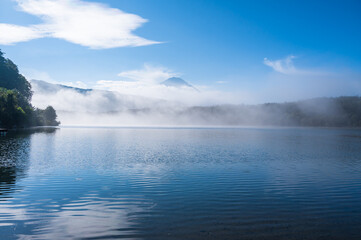 霧の中から見えだした富士山　西湖