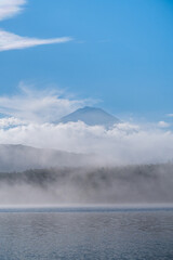 西湖から見える霧の中の富士山