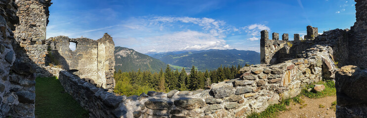 Breites Panoramabild  einer Burgruine in der Steiermark , in Österreich