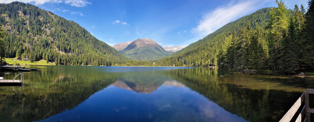 Breites Panoramabild  des Erachsee in der Steiermark , in Österreich. Mit schöner Wasserspiegelung