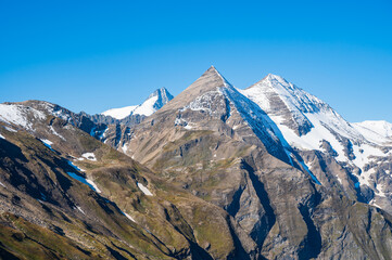 Blick auf Großglocker (3798) mit Sonnenwelleck (3261m) und Fuscherkarkopf (3331m) an der Großglocker Hochalpenstraße in Österreich