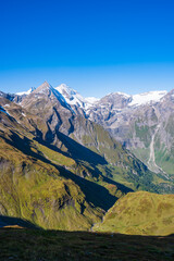Fototapeta premium Großglocknergebiet in den österreichischen Alpen im Hochsommer mit schneebedeckten Gipfeln