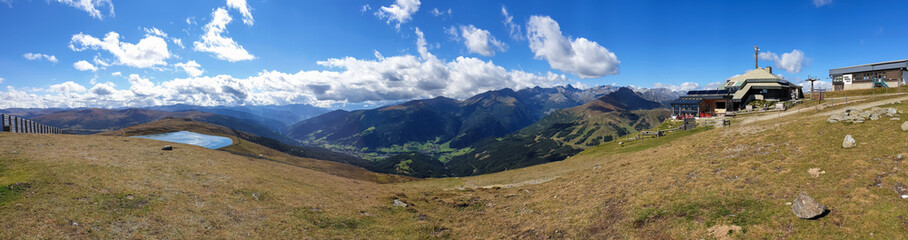 Fototapeta na wymiar Breites Panoramabild einer Berglandschaft in der Steiermark , in Österreich